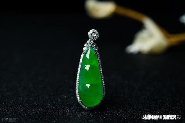 老翡翠花瓶挂件图片值钱吗