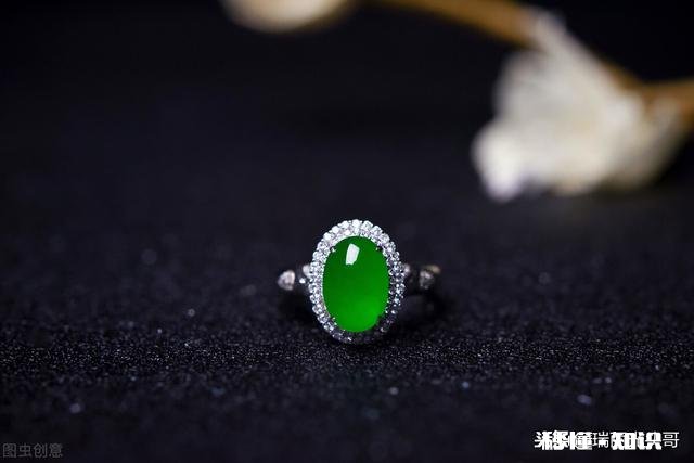 老翡翠花瓶挂件图片值钱吗