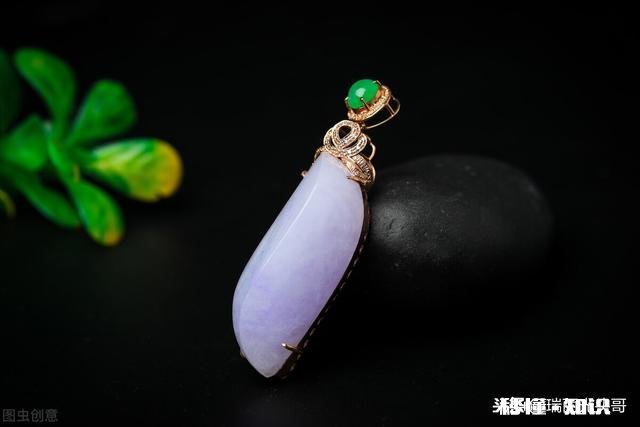 老翡翠花瓶挂件图片值钱吗