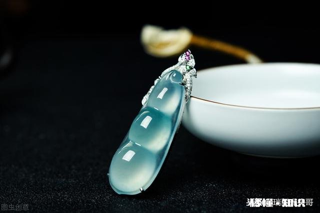 老翡翠花瓶挂件图片值钱吗