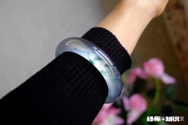 翡翠手镯戴左手还是右手合适为什么