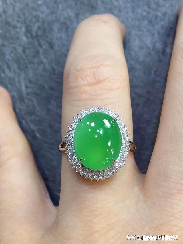 翡翠手镯戴左手还是右手合适为什么