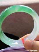 翡翠手镯戴左手还是右手合适为什么