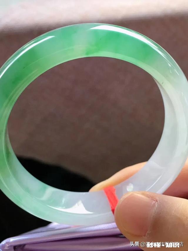 翡翠手镯戴左手还是右手合适为什么