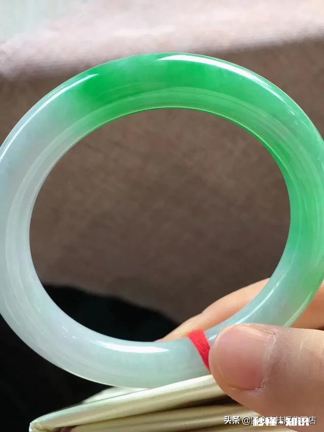 翡翠手镯戴左手还是右手合适为什么