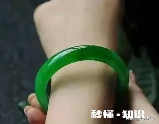 翡翠手镯戴左手还是右手合适为什么
