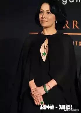 翡翠手镯戴左手还是右手合适为什么