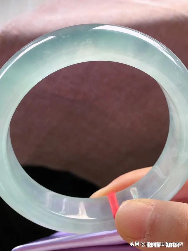 翡翠手镯戴左手还是右手合适为什么