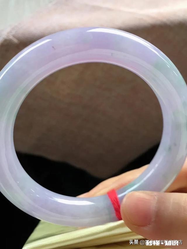 翡翠手镯戴左手还是右手合适为什么