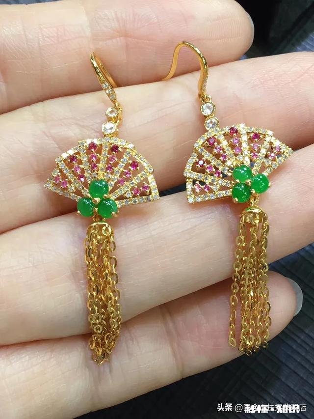 翡翠手镯戴左手还是右手合适为什么