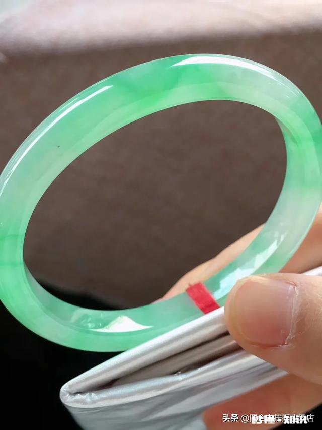 翡翠手镯戴左手还是右手合适为什么