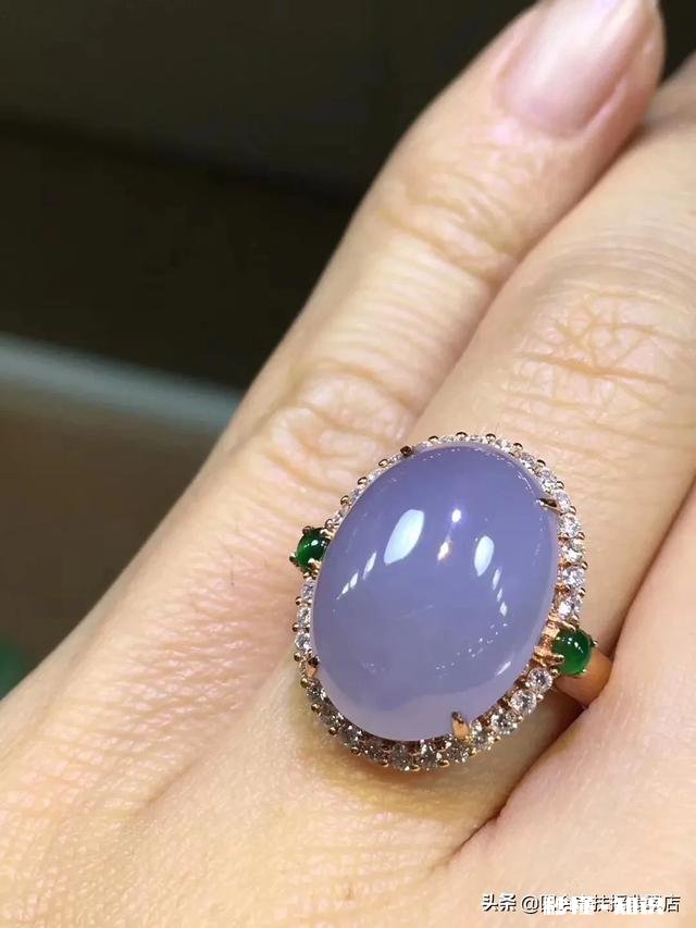 翡翠手镯戴左手还是右手合适为什么