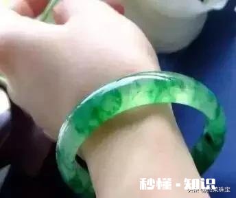 翡翠手镯戴左手还是右手合适为什么