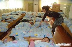 一二年级的小孩中午不睡觉休息，晚上做作业不在状态，有什么办法呢