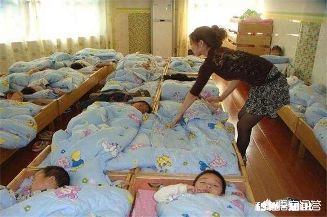 一二年级的小孩中午不睡觉休息，晚上做作业不在状态，有什么办法呢