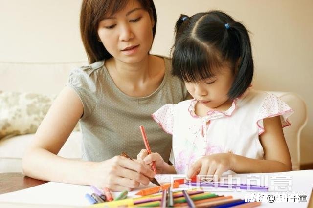 一二年级的小孩中午不睡觉休息，晚上做作业不在状态，有什么办法呢