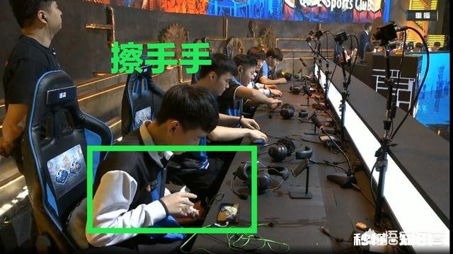 cf手游的职业选手每打完一局比赛就能用卫生纸擦手，为什么其他手游比赛不需要