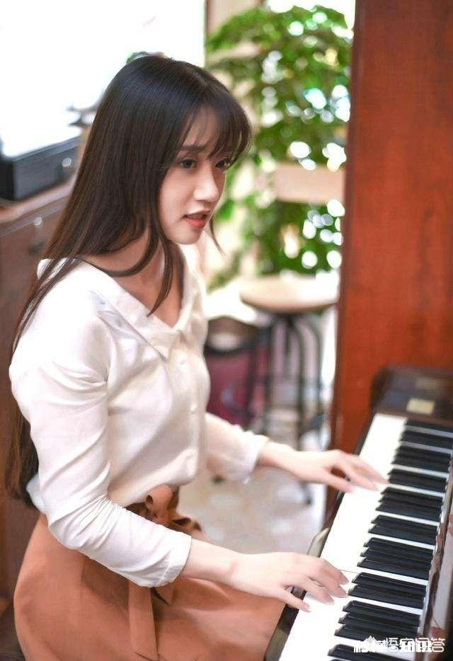 请问，七岁的孩子应该直接学钢琴还是先学电子琴后期再转钢琴