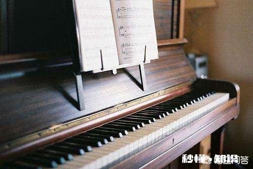 请问，七岁的孩子应该直接学钢琴还是先学电子琴后期再转钢琴