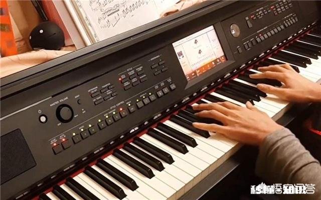 请问，七岁的孩子应该直接学钢琴还是先学电子琴后期再转钢琴