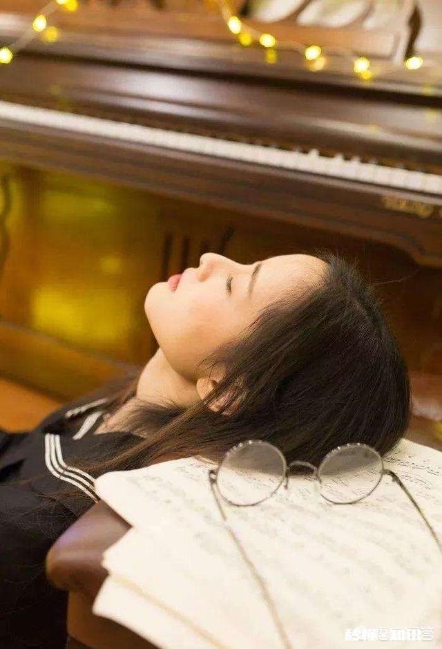 请问，七岁的孩子应该直接学钢琴还是先学电子琴后期再转钢琴