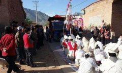 婚车遇上出殡车，究竟谁先让道