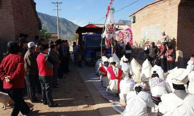 婚车遇上出殡车，究竟谁先让道