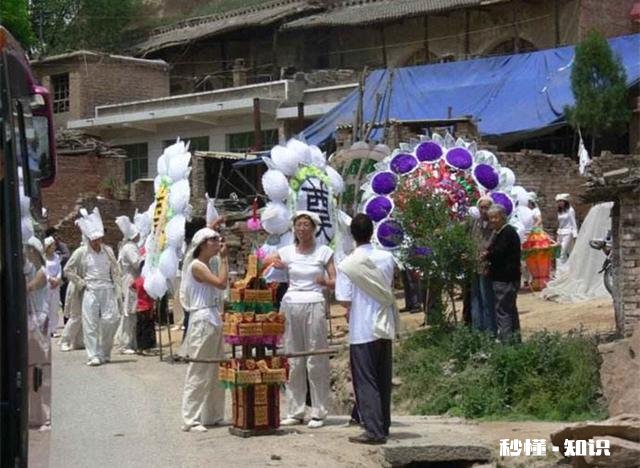 婚车遇上出殡车，究竟谁先让道