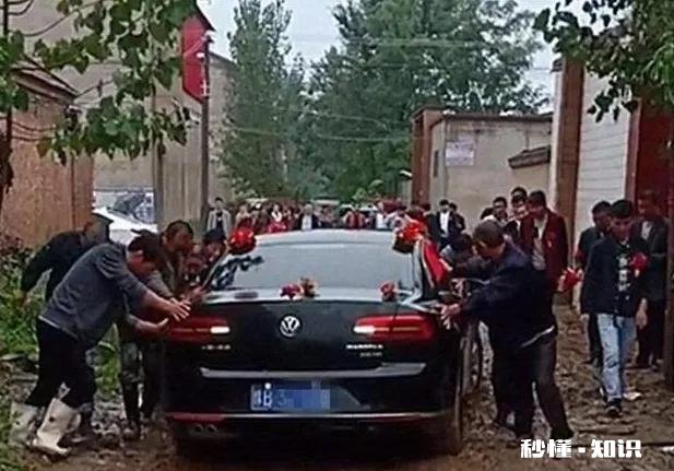 婚车遇上出殡车，究竟谁先让道