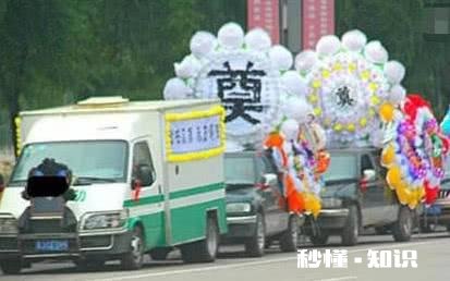 婚车遇上出殡车，究竟谁先让道