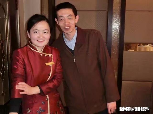 我爱上了公司的一个小姐姐，怎么办