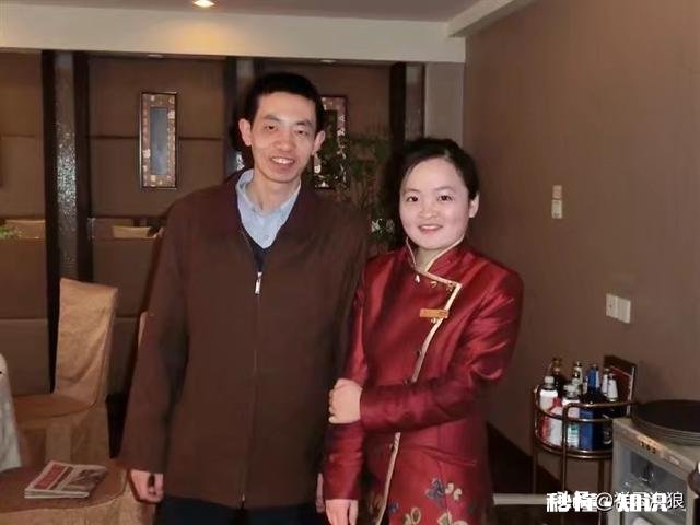 我爱上了公司的一个小姐姐，怎么办