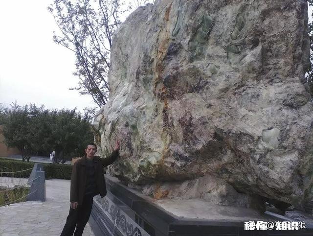 我爱上了公司的一个小姐姐，怎么办