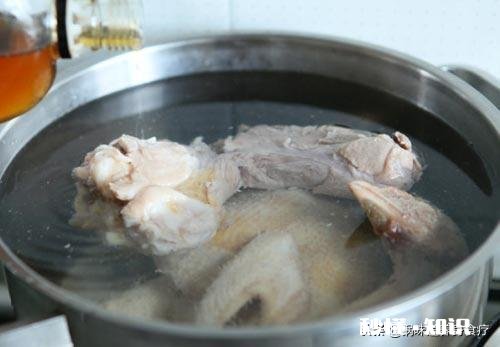 李师请问面馆熬高汤加什么添加剂。谢谢