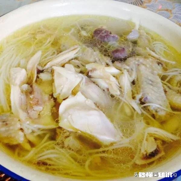 李师请问面馆熬高汤加什么添加剂。谢谢