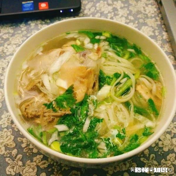 李师请问面馆熬高汤加什么添加剂。谢谢