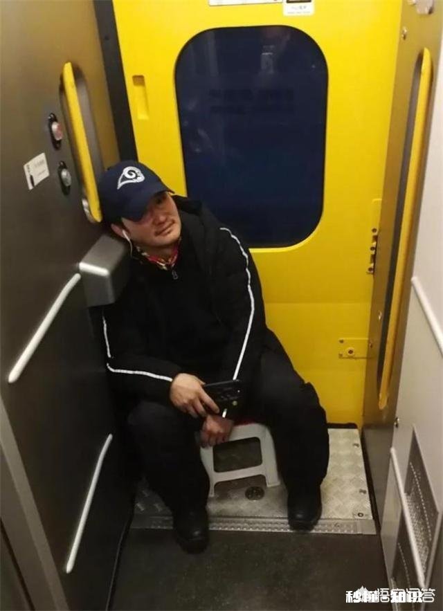 吴京乘火车没有座位，春运期间明星也买不到票吗