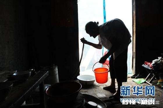 我妈干家务很随便，感觉好邋遢，怎么办