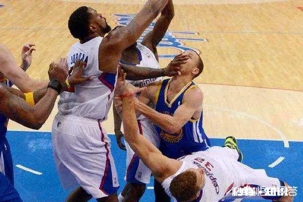 库里缺席，全队都在演杜兰特，勇士35分遭独行侠吊打，球迷看的直接睡着，你怎么看