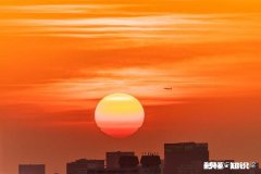 巨大的落日下战马奔腾怎么拍的