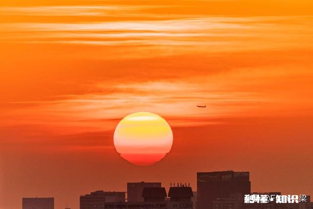 巨大的落日下战马奔腾怎么拍的