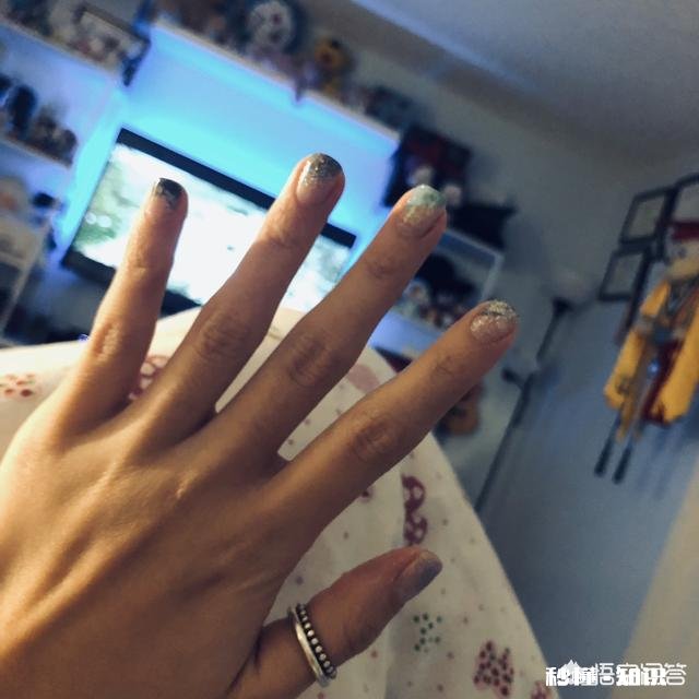 手黑的人涂什么颜色的指甲油比较好看