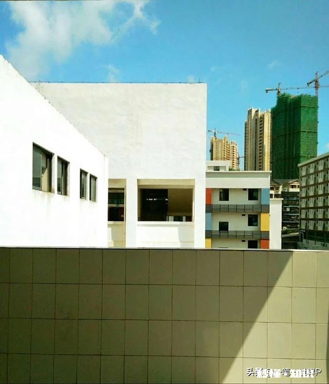 乳胶漆墙壁上有红酒的印记，用丙烯颜料画画可以盖住吗可行吗