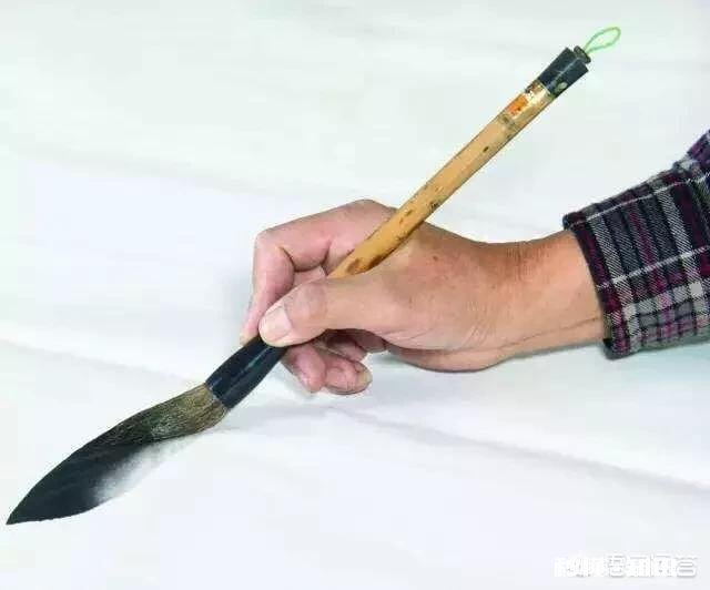 写毛笔字时，拖着笔豪走与推着笔豪走分别是什么意思