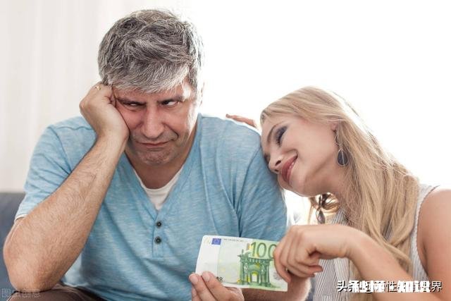 女人遇到权钱在握有本事的男人，会当舔狗么