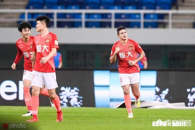 请问到目前为止恒大队史上,一场比赛拿牌最多的是哪场