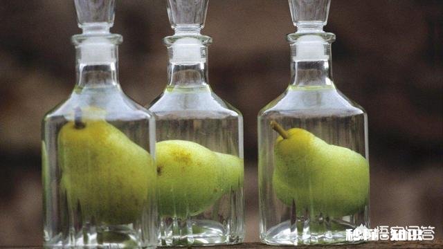 这些梨是怎么放进瓶子里的呢