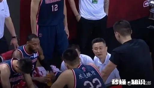 杜锋经常在赛场怒骂弟子引热议，你认为他的言行有问题吗