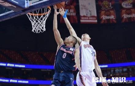 杜锋经常在赛场怒骂弟子引热议，你认为他的言行有问题吗