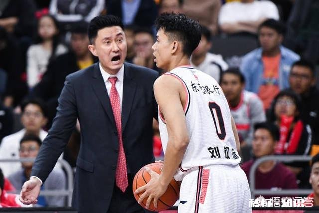 杜锋经常在赛场怒骂弟子引热议，你认为他的言行有问题吗